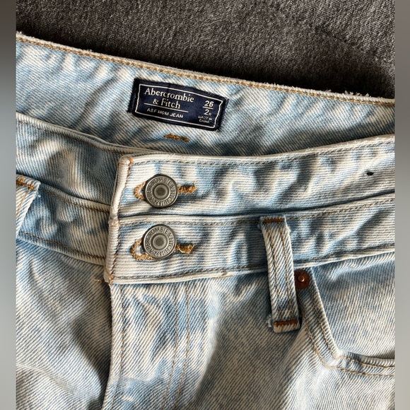 Abercrombie Light Wash  Mom Jeans - Picture 4 of 5